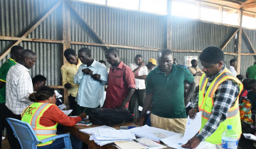 ​TRC YAENDELEA NA ZOEZI LA FIDIA KUPISHA MRADI WA SGR MWANZA NA SHINYANGA